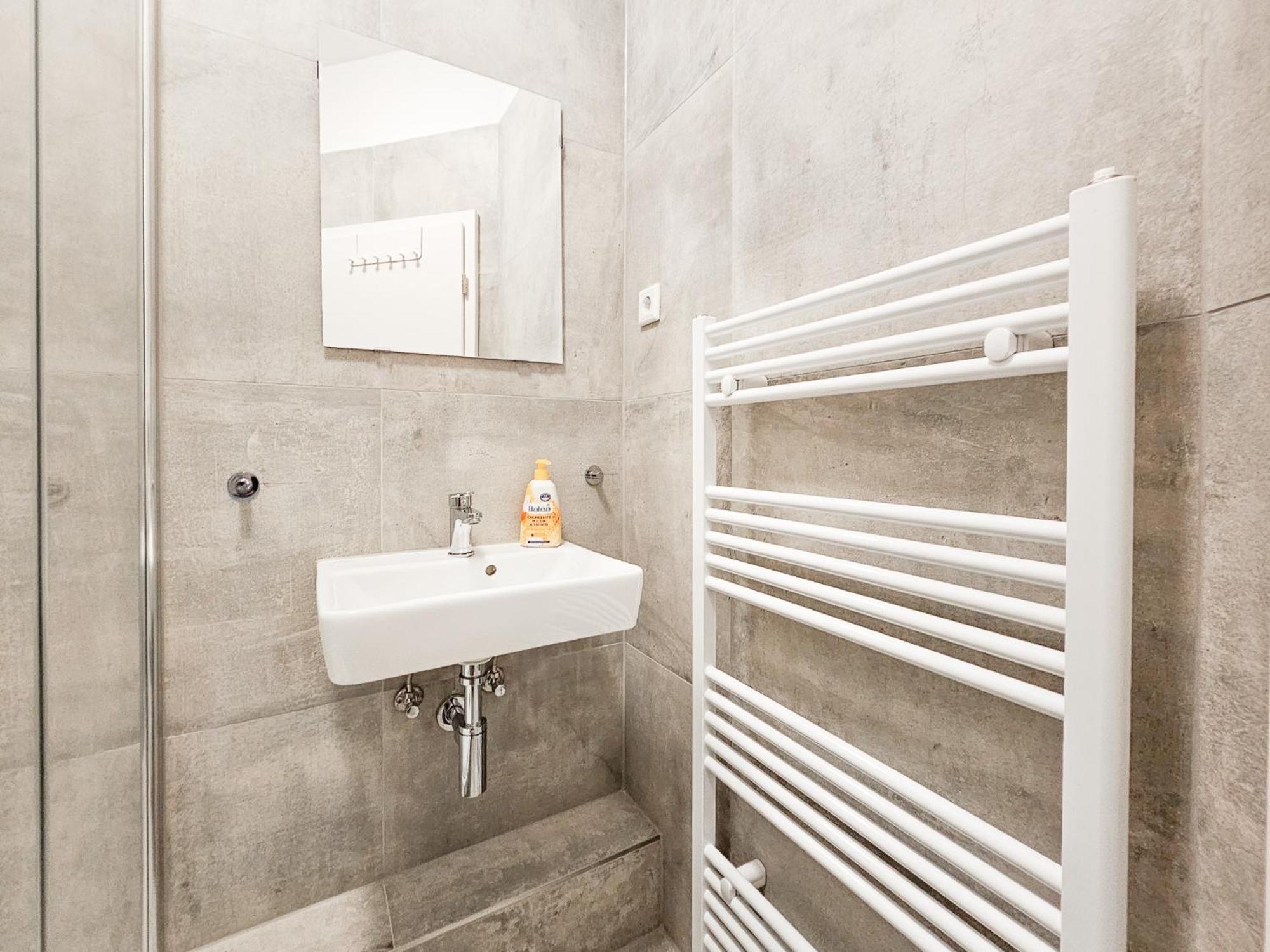 Raj Living - Studio Wohnungen - 15 Min Zur Messe Dus Düsseldorf Exteriör bild